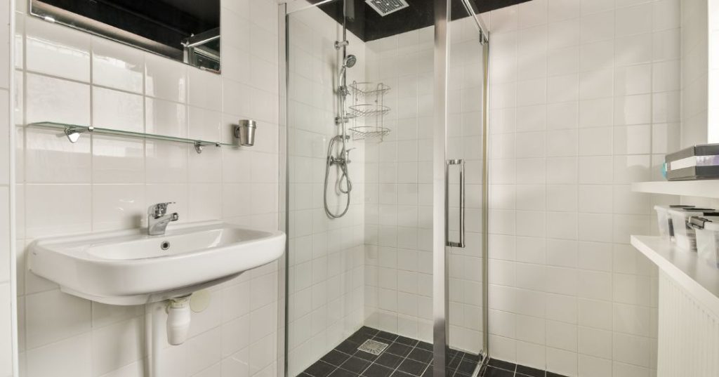 Como Limpar Box de Vidro no Banheiro em Praia Grande: 4 Passos e Dicas Box de vidro em Praia Grande